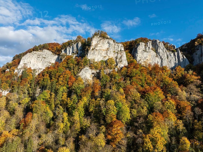 Aerial view of the Upper Danube Valley surrounded by autumn vegetation with the Hausender Peaks above the Danube, climbing rocks, Jurassic limestone cliffs, Hausen im Tal, Swabian Jura, Baden-Württemberg, Germany