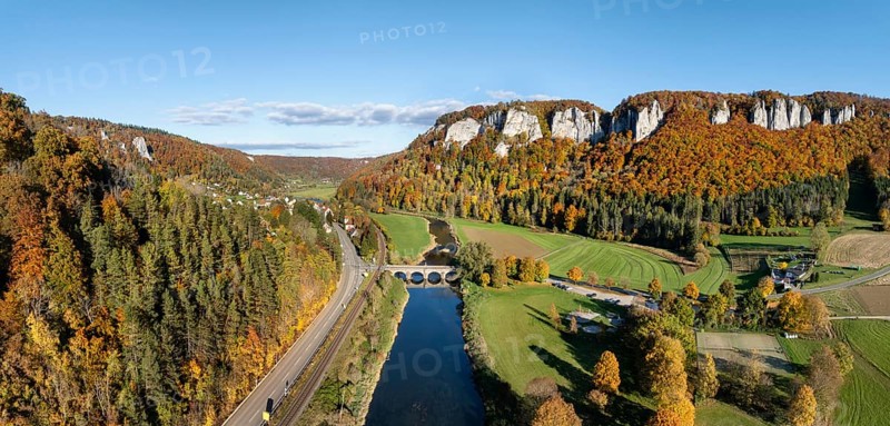 Aerial view, panorama of the Upper Danube Valley, surrounded by autumn vegetation with the Hausender Peaks above the Danube, climbing rocks, Jurassic limestone cliffs, Hausen im Tal, Swabian Jura, Baden-Württemberg, Germany