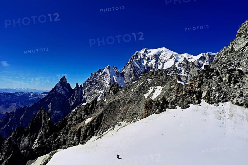 From left, the mountains l'Aiguille Noire de Peuterey, L'Aiguille Blanche de Peuterey, Mont Blanc, Mont Maudit, Pointe Helbronner viewing terrace, Chamonix-Mont-Blanc, Haute-Savoie, watershed Italy, France
