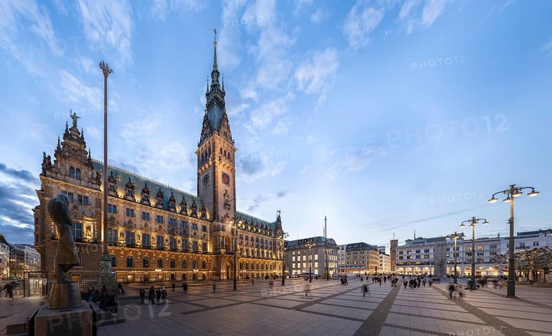 Town Hall Square, Rathausplatz, Rathausplatz with Hamburg City Hall and cloudy sky in the background, Hamburg, Germany