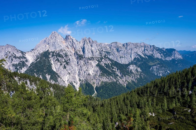 View of the peaks and plateaus of the Reither Alm in the Berchtesgaden National Park, with Stadelhorn, Mühlsturzhörner, Grundübelhörner, Schottmalhorn, Edelweisslahner, Berchtesgaden Alps, Bavaria, Germany