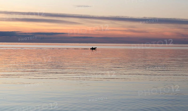 Anglers on the beach during sunset, Fehmarn Island, 18.10.2025, Fehmarn, Schleswig-Holstein, Germany