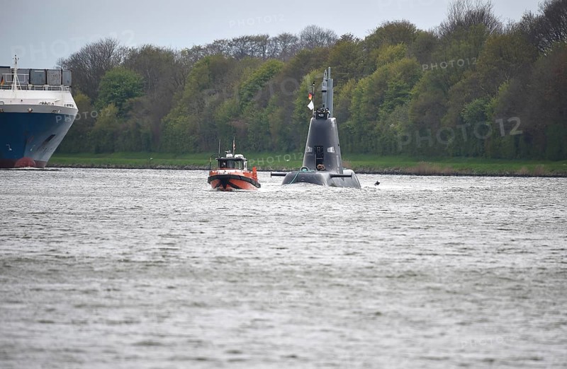 Warship, submarine, submarine TKMS Submarine 01 sails in the Kiel Canal, Schleswig-Holstein, Germany