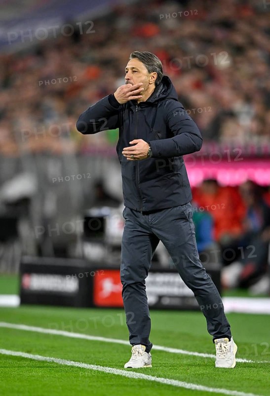 Coach Niko Kovac Borussia Dortmund BVB on the sidelines gesture gesture TV camera, German Classico, FC Bayern Munich FCB versus Borussia Dortmund BVB, Allianz Arena, Munich, Bayern, Germany