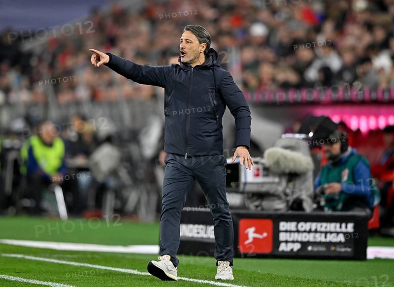 Coach Niko Kovac Borussia Dortmund BVB on the sidelines gesture gesture TV camera, German Classico, FC Bayern Munich FCB versus Borussia Dortmund BVB, Allianz Arena, Munich, Bayern, Germany