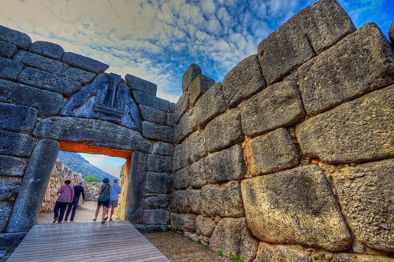 HDR, group of visitors passes through a huge stone gate, lion gate, Mycenae, archaeological site, UNESCO World Heritage Site, Mycenae, Mycenae, important city in pre-classical times, Peloponnese, peninsula, Greece
