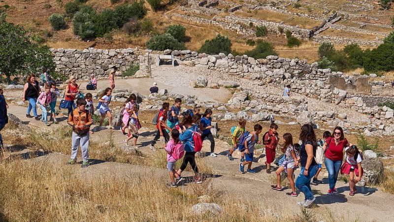Group of students, archaeological site, UNESCO World Heritage Site, Mycenae, Mycenae, important city in pre-classical times, Peloponnese, peninsula, Greece