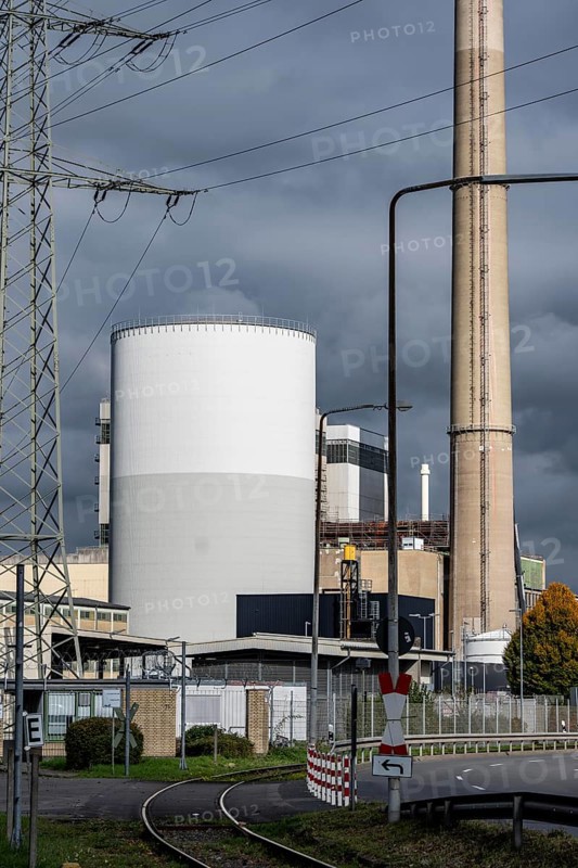 Stadtwerke Düsseldorf district heating storage plant, at the Lausward CHP plant, with a volume of 35, 700 cubic meters, the water stored there has a temperature of 98°C and is fed into the district heating network as required without the power plant just starting up the district heating boiler, stored heat, Düsseldorf, North Rhine-Westphalia