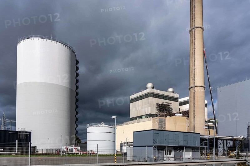 Stadtwerke Düsseldorf district heating storage plant, at the Lausward CHP plant, with a volume of 35, 700 cubic meters, the water stored there has a temperature of 98°C and is fed into the district heating network as required without the power plant just starting up the district heating boiler, stored heat, Düsseldorf, North Rhine-Westphalia