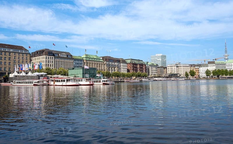 View over the Inner Alster to prestigious office blocks, hotels and commercial buildings, Hamburg, Germany