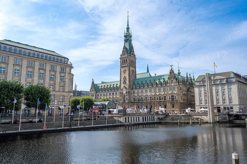 View over the Kleine Alster to Hamburg City Hall, Jungfernstieg, Hamburg, Germany