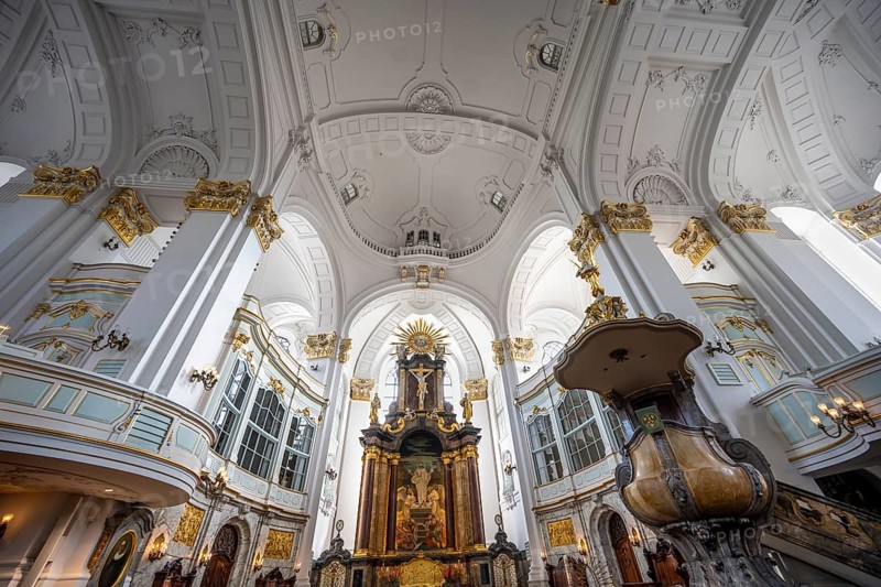 St Michael's Church, Michel, Baroque Church of St Michael, Baroque altar area with golden decoration and paintings, Hamburg, Hanseatic City of Hamburg, Germany