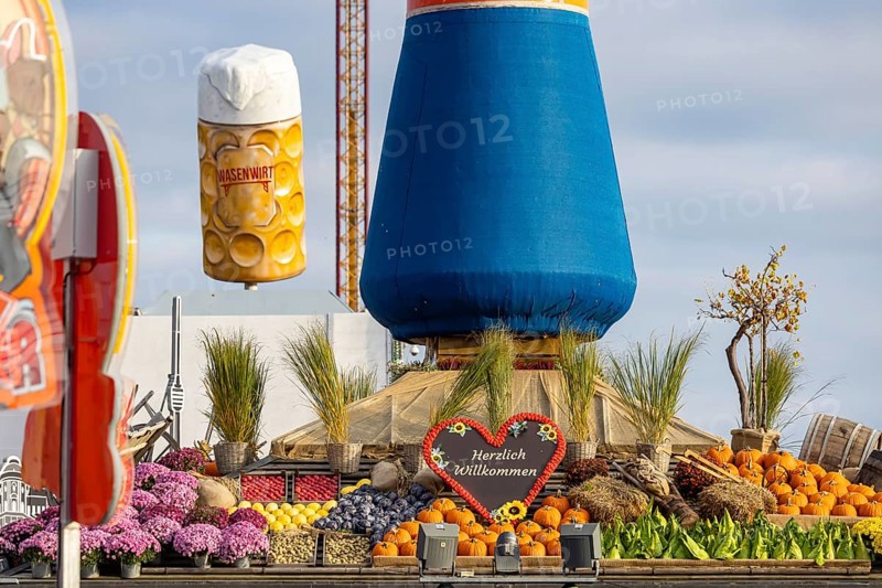 Fruit column with ripe crops. The 178th Cannstatter Volksfest on the Wasen attracted 4.2 million visitors. The Wasenrummel is one of the most important traditional festivals in Germany. Bad Cannstatt, Stuttgart, Baden-Württemberg, Germany