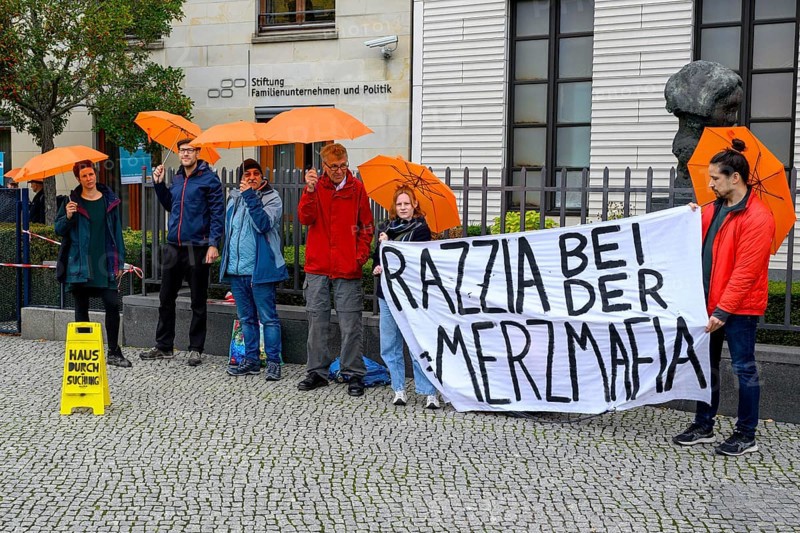 The New Generation symbolically organises a house search at the Family Business and Politics Foundation, Berlin, 10 October 2025