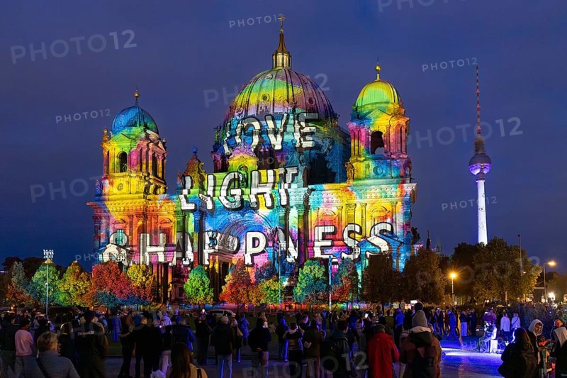Berlin Cathedral with television tower, 21st BERLIN FESTIVAL OF LIGHTS, motto Let's Shine Together, light installations, 9 October 2025, Berlin, Germany, < english> 21st BERLIN FESTIVAL OF LIGHTS, motto Let's Shine Together, light installations, October 9, 2025, Berlin, Germany