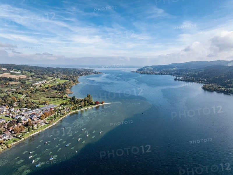 Aerial view of the village of Wangen on the Höri peninsula with boat moorings and jetty on the lakeshore, on the right the Swiss lakeshore with the Thurgau lake ridge, Lake Rhine, Lake Constance, district of Constance, Baden-Württemberg, Germany
