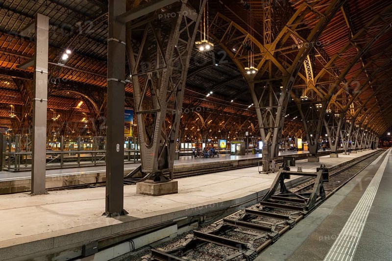 Riveted iron framework in the railway hall, railway, railway tracks, building, main station, Leipzig, Saxony, Germany