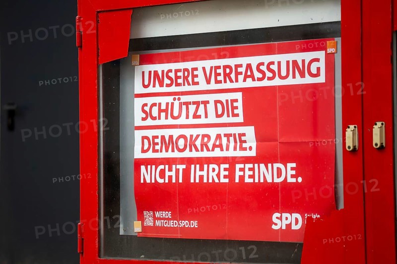 Poster of the SPD in Ludwigshafen with the text UNSERE VERFASSUNG SCHÜTZT DIE DEMOKRATIE. NOT YOUR ENEMIES***In the mayoral election, Joachim Paul (AfD) was not authorised to stand for election by the city's election committee