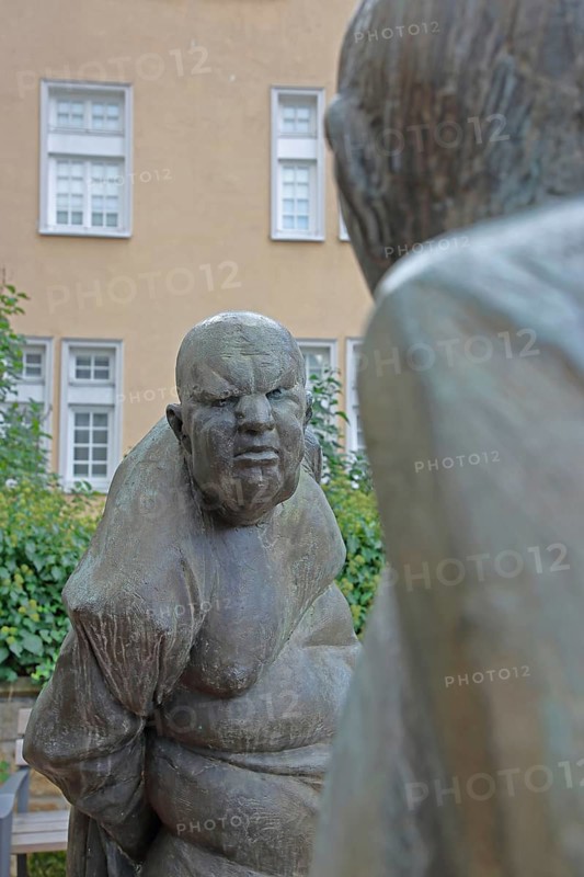 Sculpture Confrontation by Karl-Henning Seemann 1979, two bronze sculptures, modern art, male figures, life-size, social non-verbal communication, fierce facial expression, evil eye, interaction, gesture, emotion, posture, conflict, dispute, quarrel, argument, grim, angry, furious, serious, look, Am Markt, Tübingen, Neckartal, Baden-Württemberg, Germany