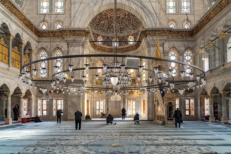 Interior of the Nuruosmaniye Mosque or Nûruosmâniye Camii in Fatih, Istanbul, Turkey