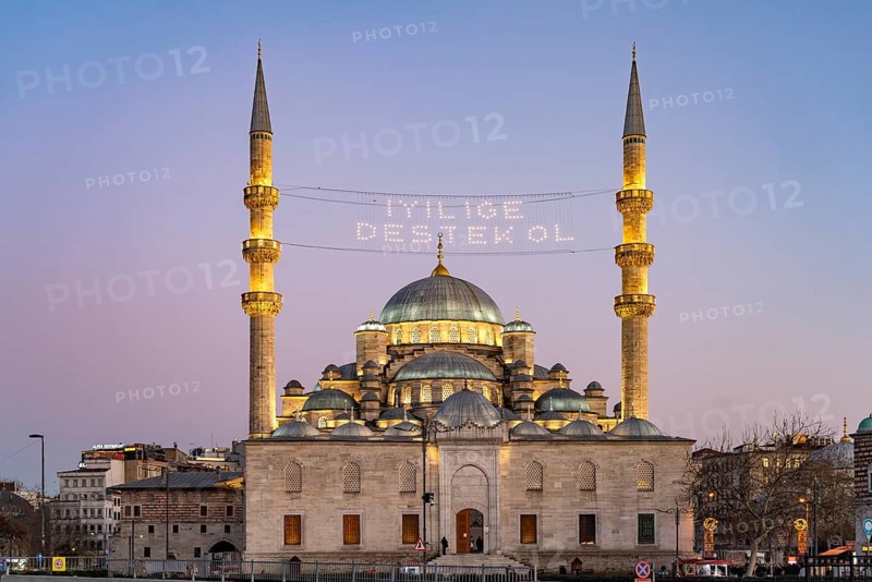 The New Mosque Yeni Cami at dusk, Eminönü, Istanbul, Turkey