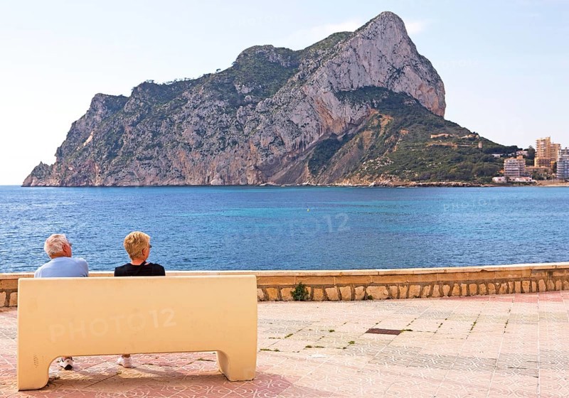 Beach promenade, palm trees, Playa La Fossa-Levante, Mediterranean Sea, bay, skyline, Calpe, Costa Blanca, Spain