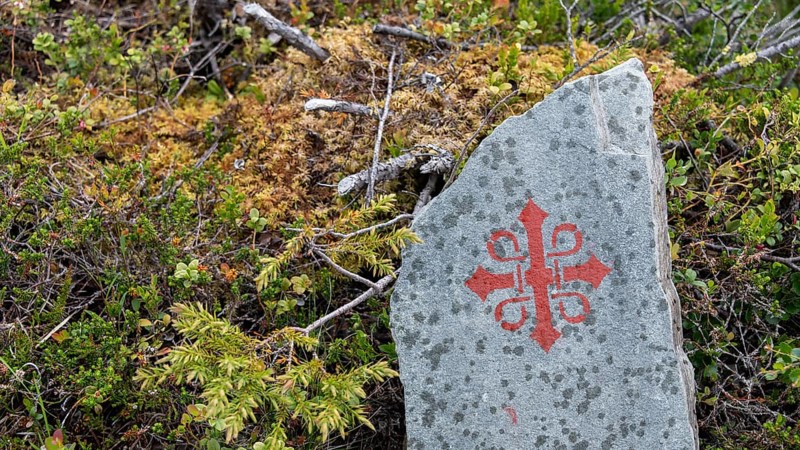 Slate plaque with Olav's Cross waymarking for pilgrims, Olav's Way or Olavsleden, old Kongevegen or King's Way over Dovrefjell, Norway