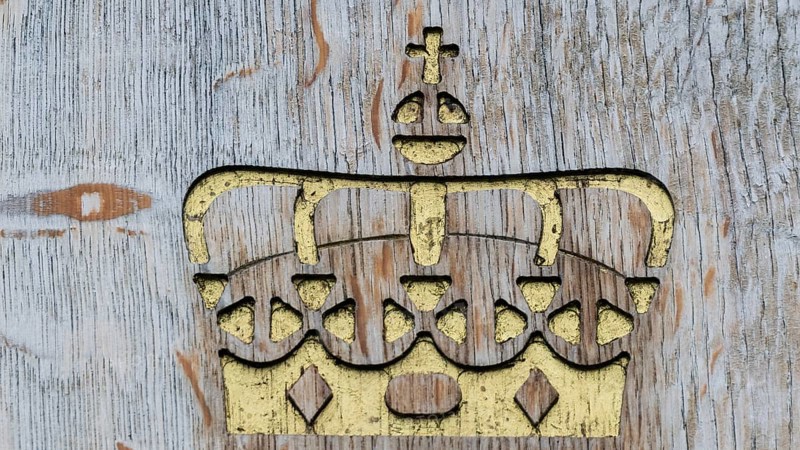 Golden crown carved in wood, Leina Bru wooden bridge, Kongevegen or King's Path over Dovrefjell, Olavsleden or Olav's Pilgrimage Route, Gudbrandsdalen or Gudbrandsdalen Valley, Norway