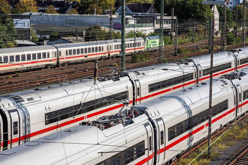 ICE trains on the railway line, IC, Intercity train, north of Düsseldorf main station, North Rhine-Westphalia, Germany