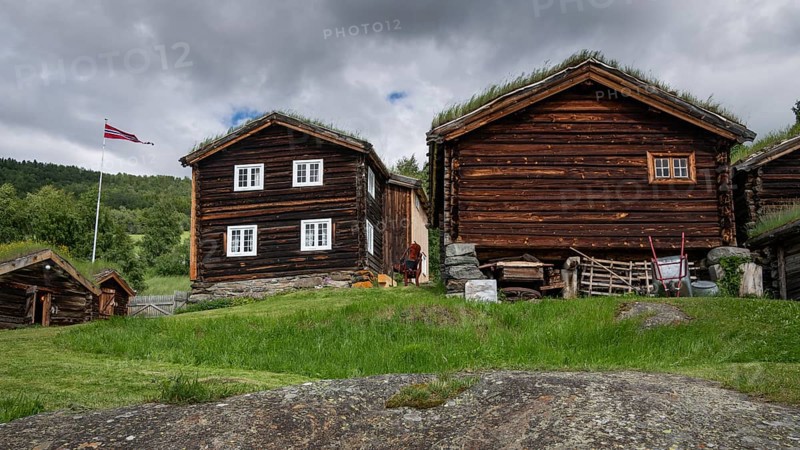 Norwegische Holzhäuser mit Gras auf den Dächern, historischer Bauernhof und Pilgerunterkunft Budsjord, Dovre, Pilgerweg Olavsweg oder Olavsleden, Gudbrandsdalen oder Gudbrandstal, Norwegen