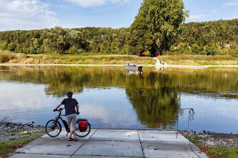 Radfahrer, E-Bike am Flussufer, wartet auf Personenfähre, Fahrradfähre Heinsen, Radtour, Oberweser, Weserradweg, Weserbergland, Niedersachsen, Deutschland