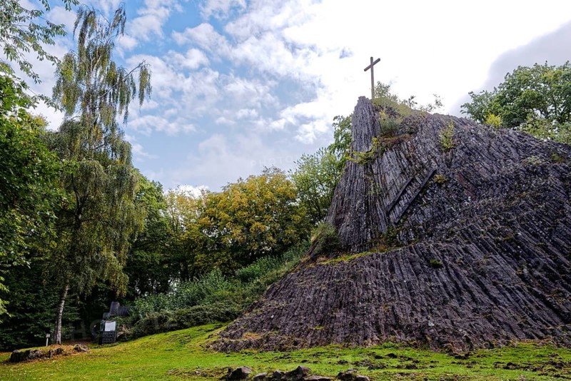 Nationaler Geotop Druidenstein, auch Herkersdorfer Köppel, ist ein kegelförmiger Fels aus Basalt in Hellerbergland, Siegerland. Kirchen Sieg, Nordrhein-Westfalen, Deutschland