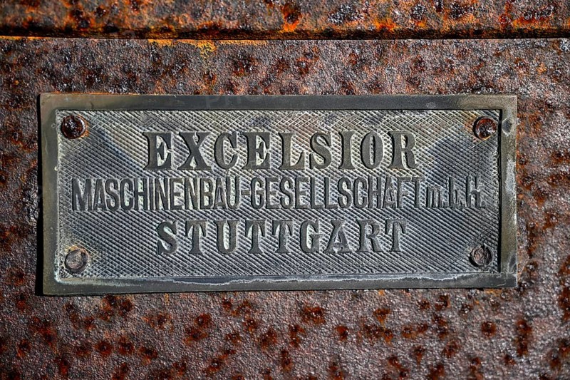 Schild Excelsior an einem alten Wassertank, Maschinenbaugesellschaft aus Stuttgart, Grillenthal, Diamentensperrgebiet, bei Lüderitz, Region Karas, Namibia
