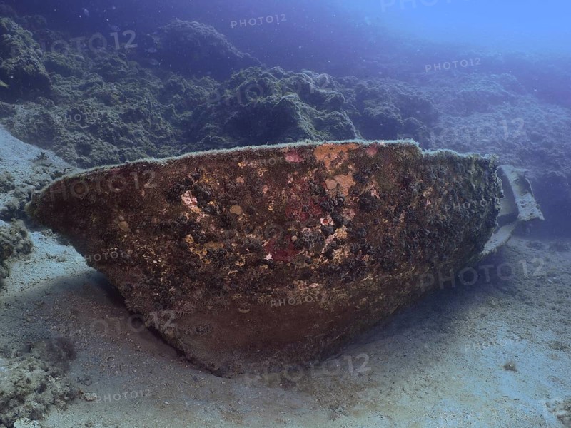 Ein alter Rumpf eines Schiffswracks ruht auf dem Meeresgrund. Tauchplatz Fraskeric, Stoja, Pula, Kroatien, Mittelmeer