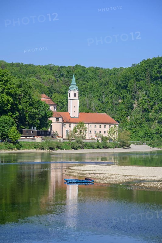 Blick vom Schiff zum Kloster Weltenburg, Kelheim, Bayern, Deutschland