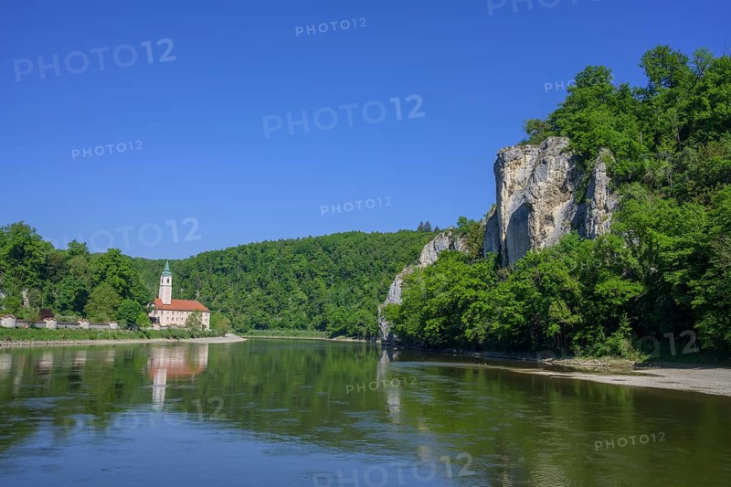 Blick vom Schiff zum Kloster Weltenburg, Kelheim, Bayern, Deutschland