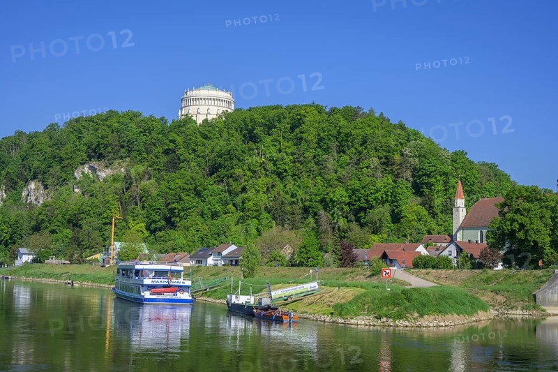 Ausflugsschiff und Blick zur Befreiungshalle, Kelheim, Bayern, Deutschland