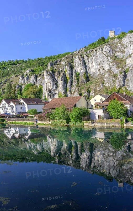 Blick von der alten Holzbrücke auf den Ort, Essing, Bayern, Deutschland