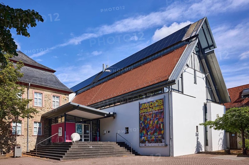 Stadtmuseum Hofheim am Taunus, Innenstadt, Gebäude, Eingang, Treppe, Bäume, blauer Himmel, Cumuluswolken, Cirrostratuswolken, Burgstraße, Hofheim am Taunus, Main-Taunus-Kreis, Hessen, Deutschland
