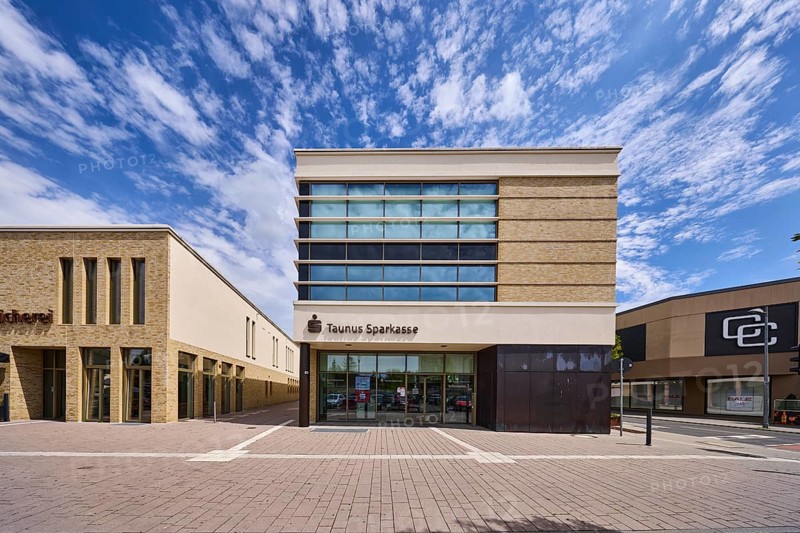 Taunus Sparkasse Anstalt des öffentlichen Rechts, moderne Architektur, Geschäftsgebäude, Bürgersteig aus Betonpflastersteinen, blauer Himmel, Altocumuluswolken, Kellereiplatz, Hofheim am Taunus, Main-Taunus-Kreis, Hessen, Deutschland