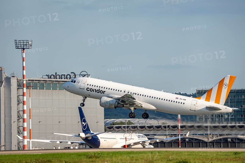 Condor Airbus A320 beim Start auf dem Flughaben Düsseldorf, DUS, Nordrhein-Westfalen, Deutschland