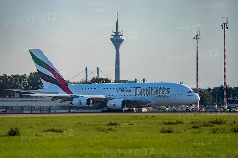 Emirats Airbus A380 rollt zum Start auf dem Flughaben Düsseldorf, DUS, Nordrhein-Westfalen, Deutschland