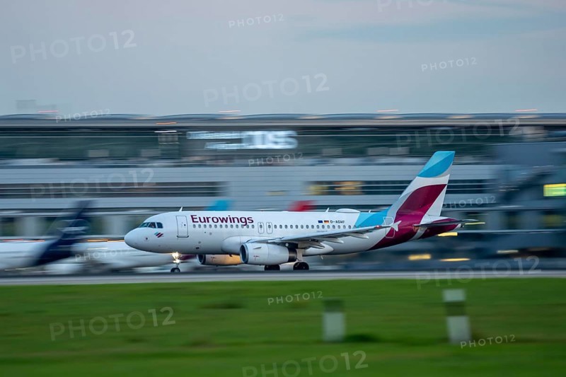 Eurowings Airbus A319-100, beim Start auf dem Flughaben Düsseldorf, DUS, Nordrhein-Westfalen, Deutschland