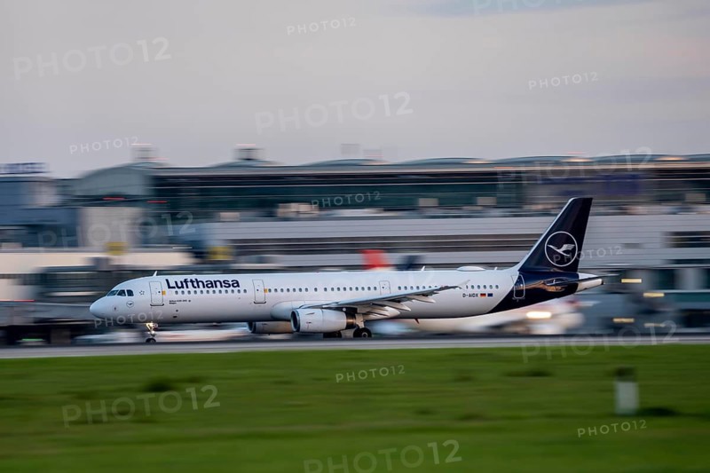 Lufthansa Airbus A32, beim Start auf dem Flughaben Düsseldorf, DUS, Nordrhein-Westfalen, Deutschland