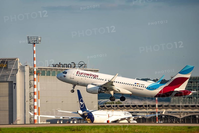 Eurowings Airbus A320 beim Start auf dem Flughaben Düsseldorf, DUS, Nordrhein-Westfalen, Deutschland
