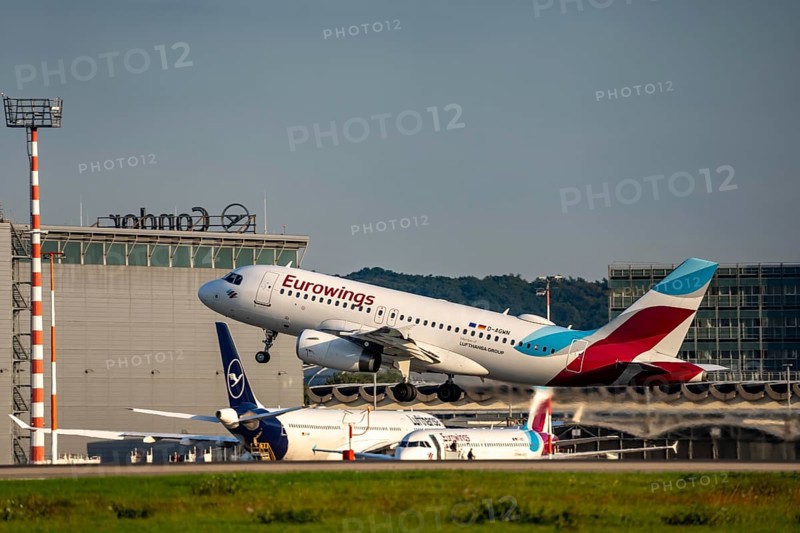 Eurowings Airbus A319 beim Start auf dem Flughaben Düsseldorf, DUS, Nordrhein-Westfalen, Deutschland