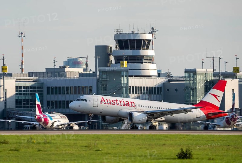 Austrian Airbus A320 lands at Düsseldorf Airport, North Rhine-Westphalia, Germany