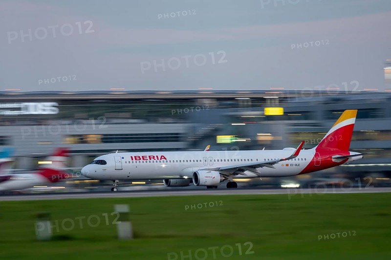 Iberia Airbus A321, after landing, at Düsseldorf Airport, North Rhine-Westphalia, Germany