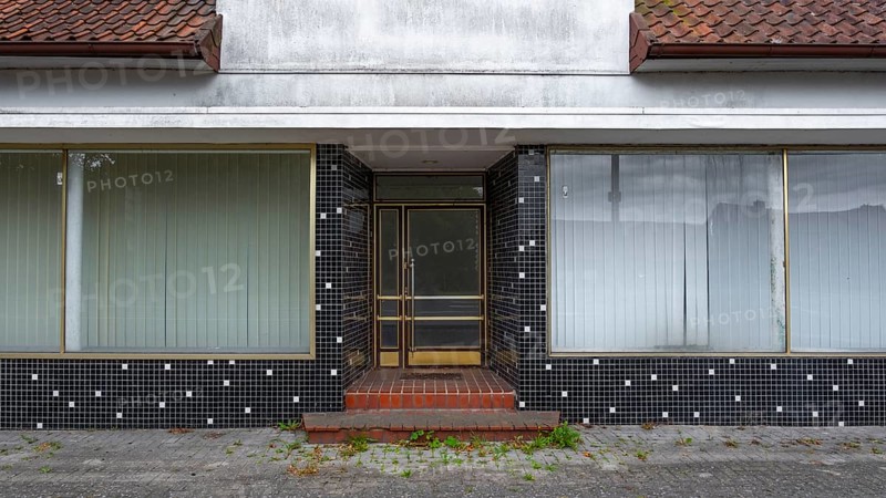 View of the entrance to a vacant shop in the style of the seventies, Wietzen, Nienburg, Lower Saxony, Germany