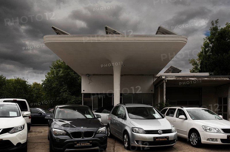 View over cars for sale at a car repair shop, Wietzen, Nienburg, Lower Saxony, Germany